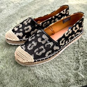 Women’s casual flat shoes size 7.5 fits like a size 7